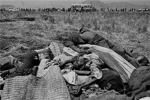 逃难的难民和随处可见的尸体△卢旺达境内因为手榴弹爆炸或枪杀而